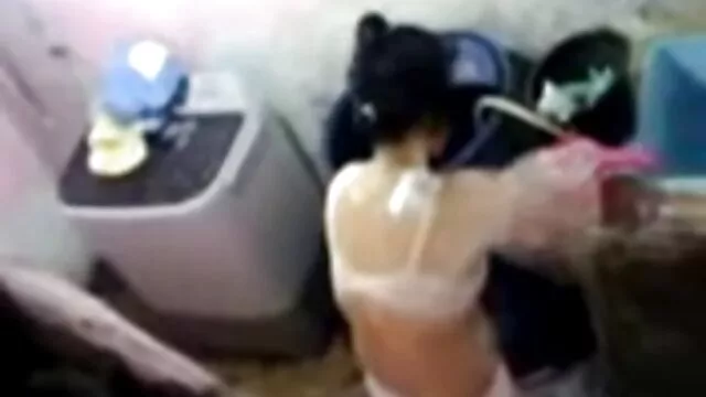 Πορνό χωρίς εγγραφή  Busty MILF σεξ πορνο τσοντα κόλλημα μαύρο φούντες στις ρώγες της και περπάτησε γύρω από το εξοχικό σπίτι στο παντελόνι