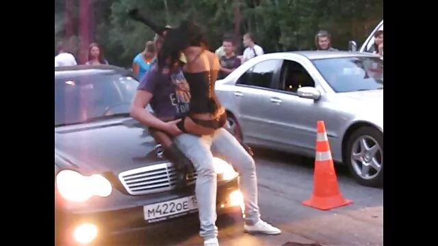 Πορνό χωρίς εγγραφή  Τα κορίτσια κάνουν έρωτα tsontes me orimes στο πάτωμα με τη νέα γενιά φορητή μηχανή του σεξ