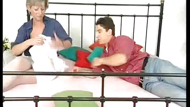 Πορνό χωρίς εγγραφή  Busty κόκκινα μαλλιά Krala πιπίλισμα tsontes me orimes μπάλες και πίνοντας χύσια από ένα προφυλακτικό