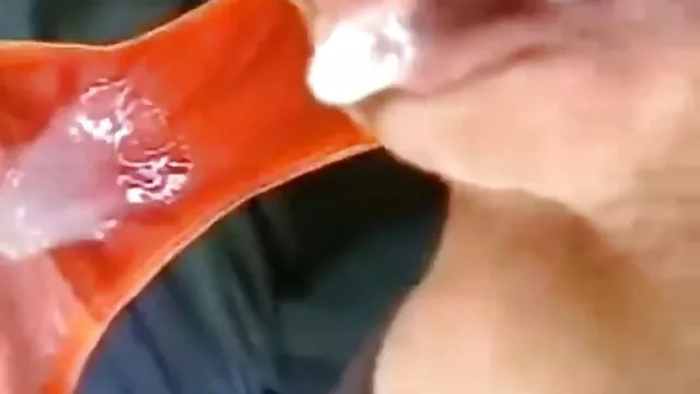 Πορνό χωρίς εγγραφή  Μια μελαχρινή με μεγάλα βυζιά καλπάζει στο πορτ-μπαγκάζ σεξ πορνο βιντεο ενός φίλου
