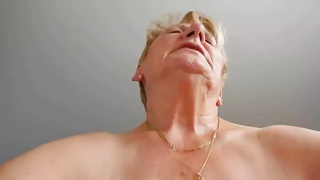 Πορνό χωρίς εγγραφή  Σύντομη μαλλιά MILF δίνει ο τύπος σεξ ταινιεσ πορνο μια πίπα στο σαλόνι