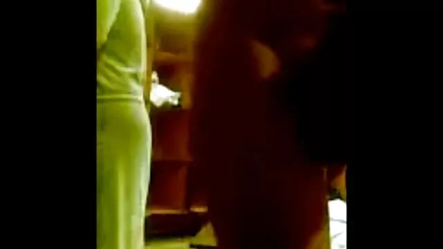 Πορνό χωρίς εγγραφή  Μια κούκλα με μεγάλα στήθη και σχηματίζει μια όμορφη λωρίδα μπροστά από τον καθρέφτη σεξ πορνο βιντεο