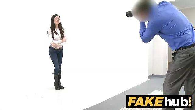 Πορνό χωρίς εγγραφή  Νεαρά κορίτσια γλείφουν το tsontes me orimes πέος φίλο-φίλο και να δώσει στον κόλπο