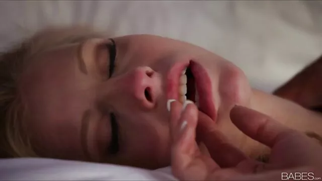 Πορνό χωρίς εγγραφή  MILF παχουλός μπροστά από την κάμερα που δείχνει σεξ πορνο βιντεο τα μεγάλα στήθη της