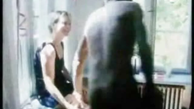 Πορνό χωρίς εγγραφή  Κορίτσι με μπορντό φούστα και ένα λευκό μπλουζάκι χτύπησε ένα μαύρο στο σπίτι αγριο σεξ πορνο της