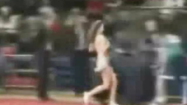 Πορνό χωρίς εγγραφή  Ο οδηγός κοίταξε χαλαρή στη μέση του καστανά μαλλιά πορνο με σεξ της