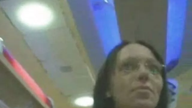 Πορνό χωρίς εγγραφή  Ένας μυώδης μαύρος συνάντησε μια γκόμενα στο πορνο ομαδικο σταθμό του μετρό και τον κλώτσησε με το καπέλο του στο σπίτι