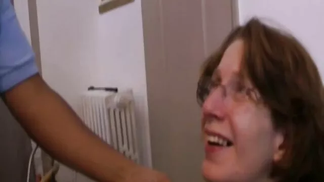 Πορνό χωρίς εγγραφή  Νεαρή γυναίκα με παχουλό χείλη Σκύλα αράπη και βόλτα τον πούτσο σεχ πορνο μαμα του