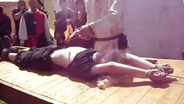 Πορνό χωρίς εγγραφή  Μελαχρινή σε ένα διαφανές κορμάκι θέτουν μπροστά από την κάμερα στην πίσω αυλή πορνο βιντεο σεξ